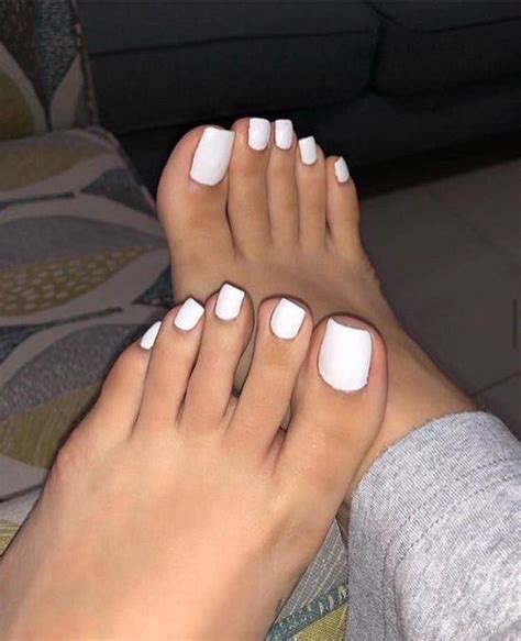 Weiß lackierte Fußnägel : r/Rate_my_feet