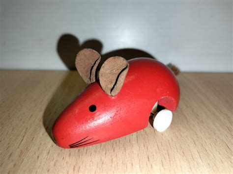 Деревянная мышка на колёсиках HEXIN TOYS BENHO, инерционная ( длина 7 см)