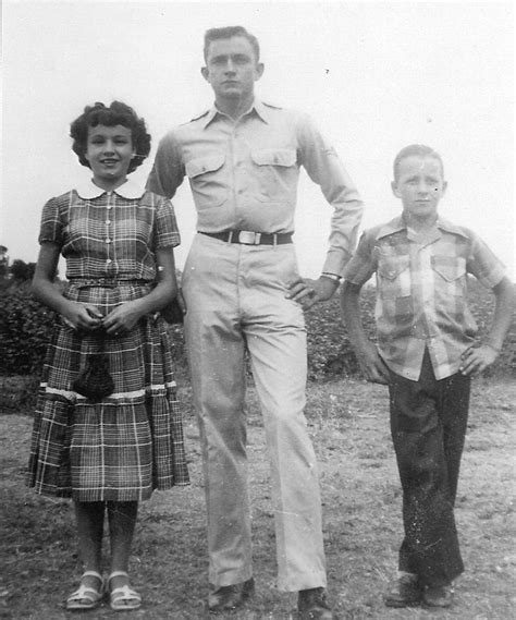 Johnny Cash before heading to the Air Force, 1950. : r/OldSchoolCool
