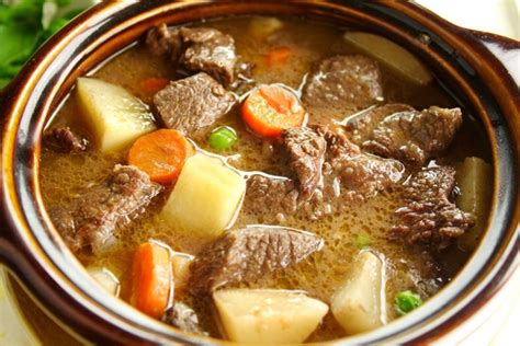 ТОП-10 ВТОРЫХ БЛЮД 1. Курица с грибами, запечённая под картофельной ...
