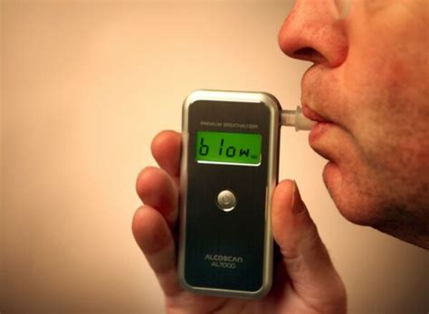 Quanto Tempo O Álcool Fica No Sangue Para Fazer Bafômetro - Bafômetro: quanto tempo dura? - Portal Automóveis