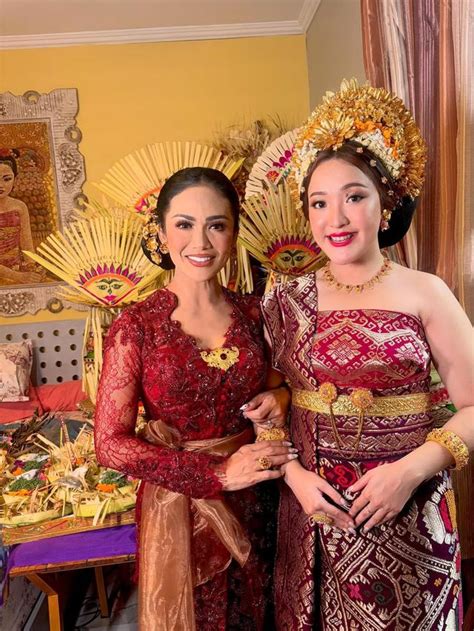 potret krisdayanti bareng calon besan kompak pakai kebaya bali warna merah