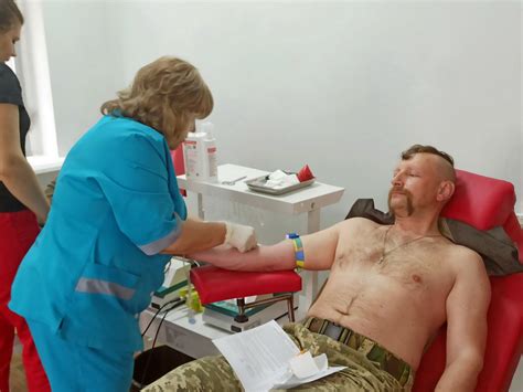 У Всесвітній день донора військовослужбовці Чернігівщини здали кров для ...