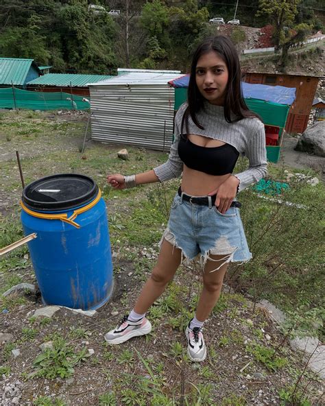 Simran (@duniyakipukaar) • Instagram photos and videos