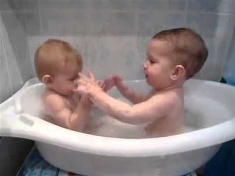 Дети купаются в ванной Children bathe - YouTube