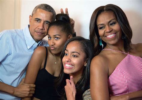 barack  michelle obamas  daughters malia  sasha obama