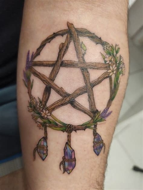 Tattoo pentagrama | Pentagram tattoo, Pentacle tattoo, Spooky tattoos