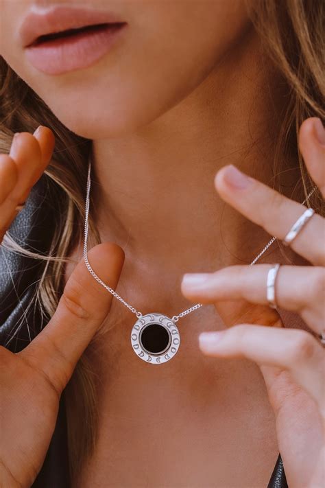 Колье «Лунный цикл» с черным ониксом и белым перламутром - Motto Jewellery