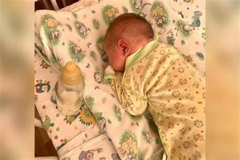 Девочку, найденную в коробке на Рождество, удочерили