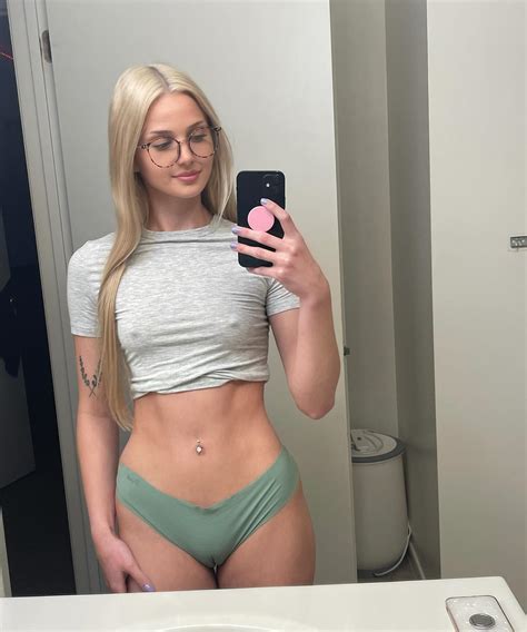 Royal Papaya🩷 | 5’3, blue eyes, kinda thick thighs | Instagram