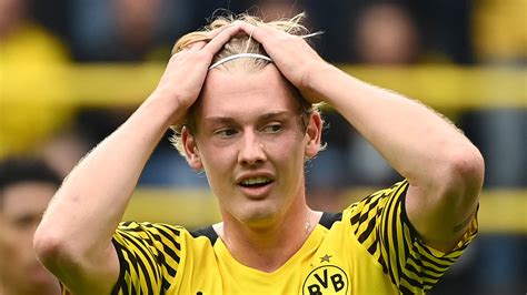 julian brandt grabs winner  borussia dortmund  augsburg
