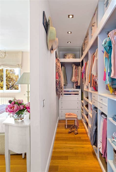 Pin by Merce Bartolome Lorca on vestidor pequeño | Closet small bedroom