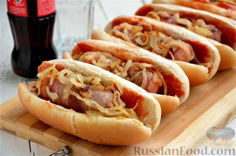 Рецепт: Хот-дог с сосиской в беконе и жареным луком на RussianFood.com