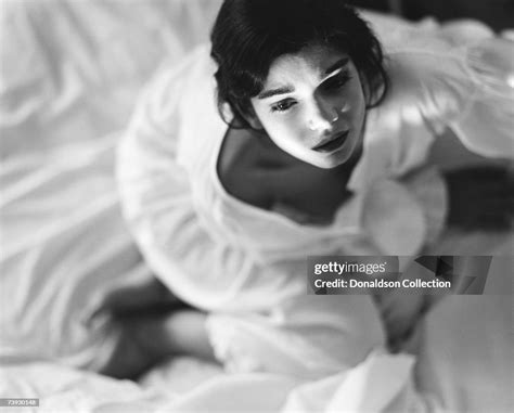 Actress Laura San Giacomo poses during a photo shoot held in 1992 on