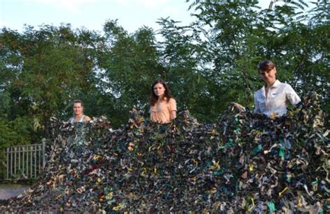 Ініціативні полтавці роблять для військових маскувальні сітки і шукають ...