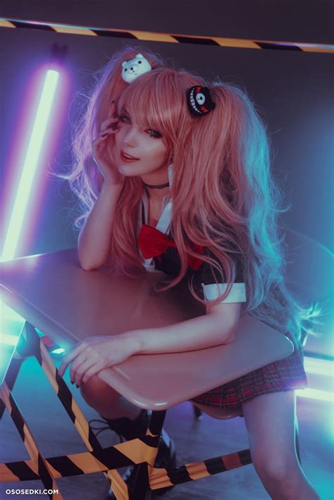 モデル Bloodraven (@bldrvn)、Raven のコスプレ、DC Comics 由来 - Onlyfans、Patreon