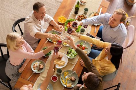 Free Photo | Medium shot people eating together