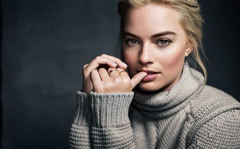 Stunning Margot Robbie HD Wallpaper