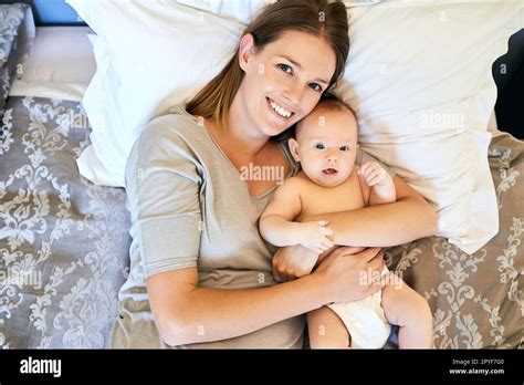 Baby cuddle hi-res stock photography and images - Alamy