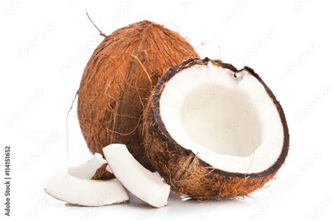 Kokos auf Weissem Hintergrund Stock Photo | Adobe Stock