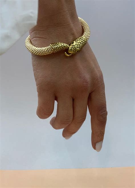 Браслет змея из бисера. Золотые украшения | Beaded bracelets, Jewelry ...