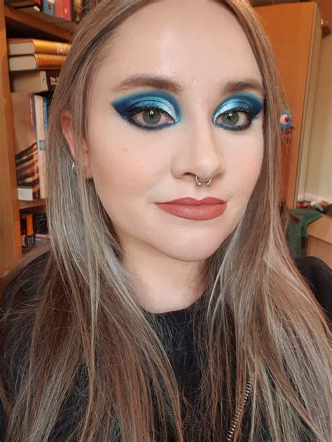 Blue eyeshadow - it was acceptable in the 80s. : r/MakeupAddiction