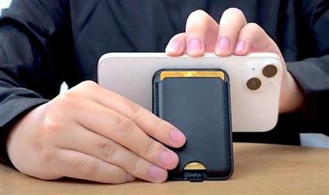 Магнитный кошелек Stympro для iPhone объединил в себе подставку и ...