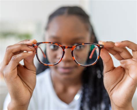 9 Signs You Need New Glasses | SmartBuyGlasses CA