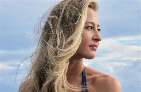 sizzling female athletes  posing  sports illustrated swimsuit