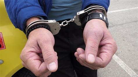 Пиян автокрадец задигна кола и му сложиха прангите край Габрово ...