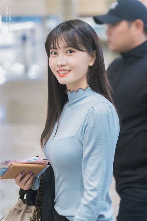 ブラの形をくっきりさせながら移動するTWICEモモ | K IDOL