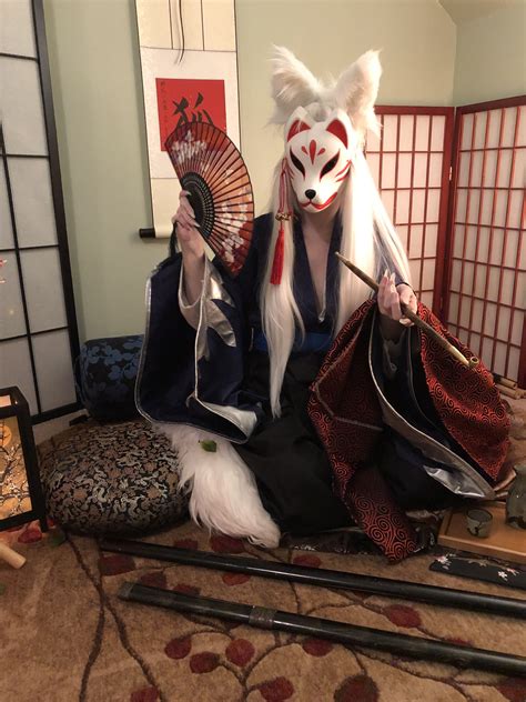 A stunning and very traditional Kitsune cosplay | Kitsune mask, Kitsune