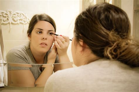 How to Hide Swollen Eyes With Makeup: 9 Steps to Flawless - Looks Blush