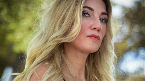 POWERFUL Feminine Body Hypnosis - Girly Features Affirmations - YouTube