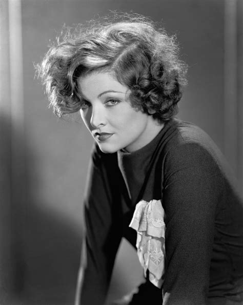 Myrna Loy: The Epitome of Classic Hollywood Charm Through Old Photos