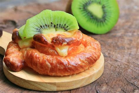 Premium Photo | Bread kiwi fruit tart