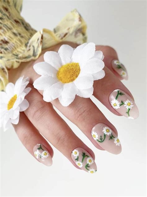 30+ Summer Floral Nail Designs - BeCentsational