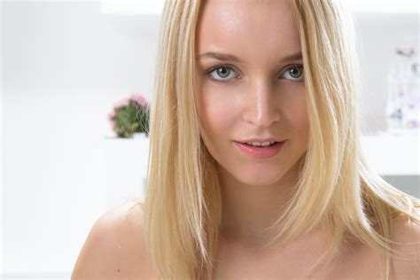 Beautiful blonde Amaris · free photo from godlike - images on Fonwall