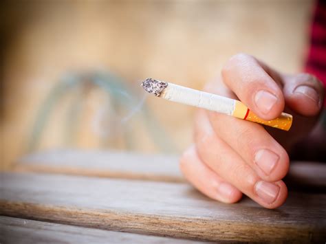 Nicotinevlekken op de huid verwijderen - de tips van Tante Kaat