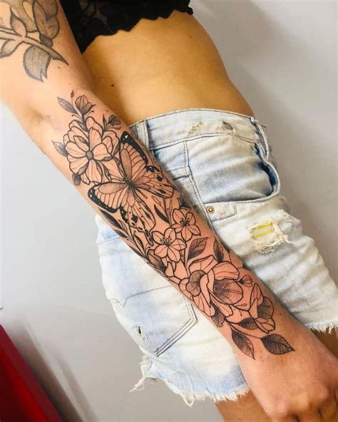 Tatuagem Rodeando O Braço Feminina