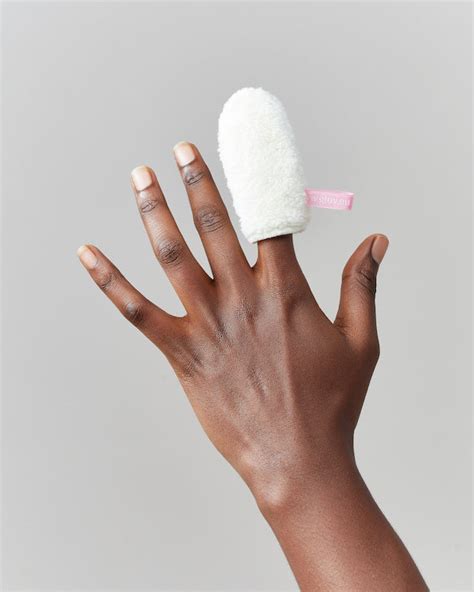 Mini-glove for makeup adjustments GLOV Quick Treat / GLOV – GLOV ...