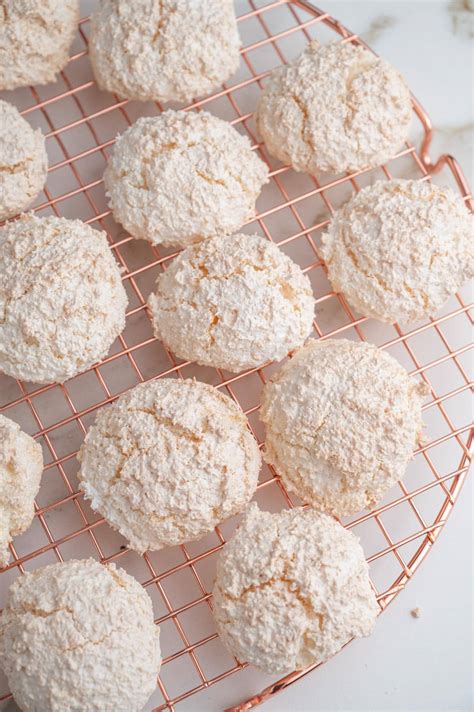 Kokosmakronen (Kokosbusserl) - German Coconut Macaroons - Everyday ...