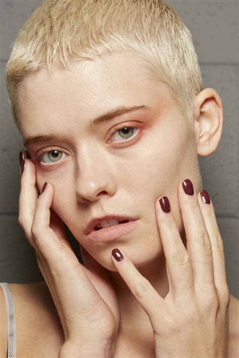 Semipermanente unghie corte: colori naturali | Amica