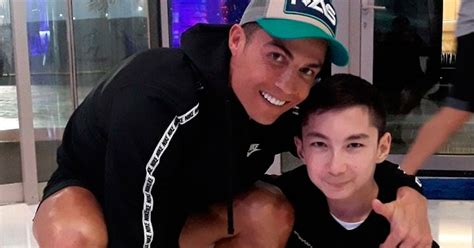 Cristiano Ronaldo e o filho jogam com jovem amputado das duas pernas