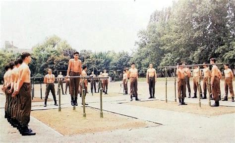 Родната казарма,нещо което днешните младежи никога няма да разберат ...