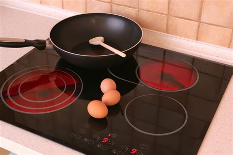 Чем отличается керамическая плитка от индукционной - фото