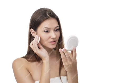 Premium Photo | Beautiful girl applying face powder