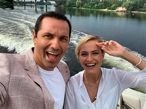 Сериал «Разница в возрасте» (2021) - сюжет, актеры и роли, кадры из сериала
