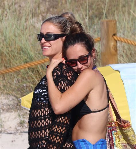 Alexia Putellas y Olga Ríos pilladas juntas en una boda, las dos