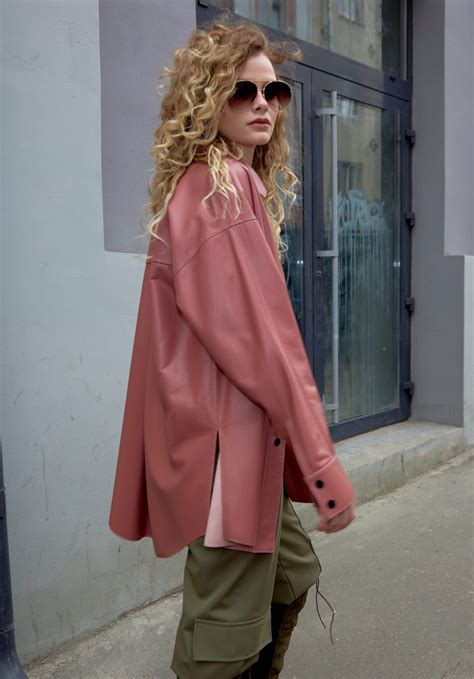 Рубашка кожа пудровая oversize – купить за 67 000 ₽ | Beribegi